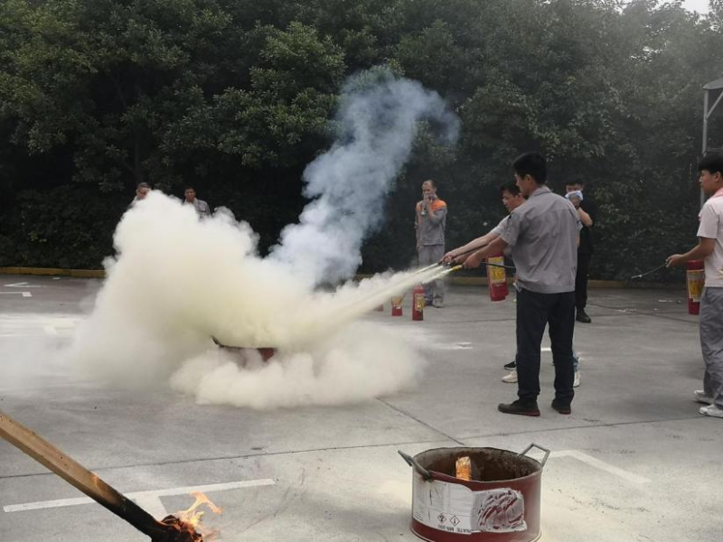 員工學習使用滅火器2